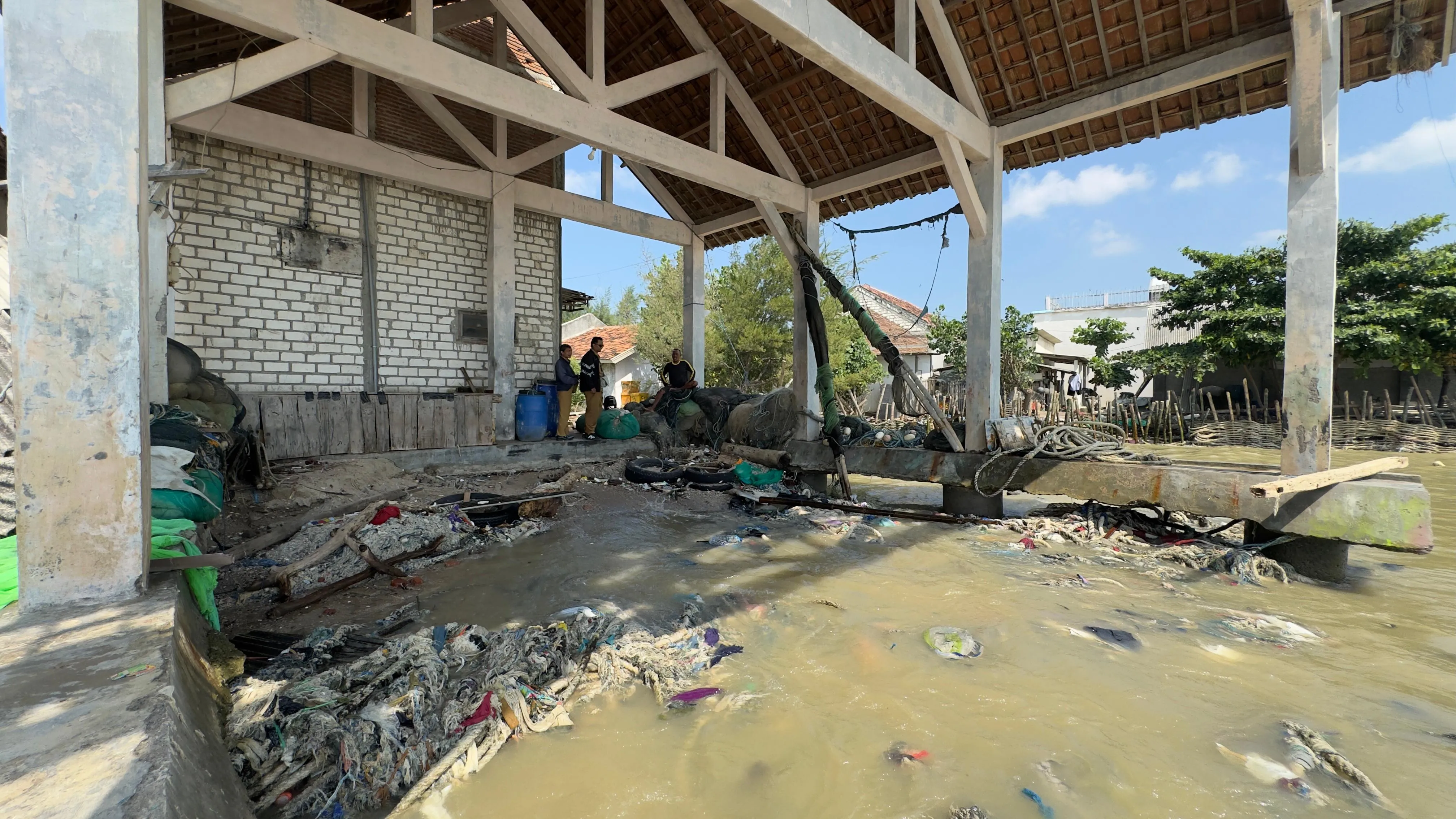 Cuaca Ekstrem Musim Timur, Banjir Rob Terjang Pesisir Rembang Hingga Rusak Rumah Warga