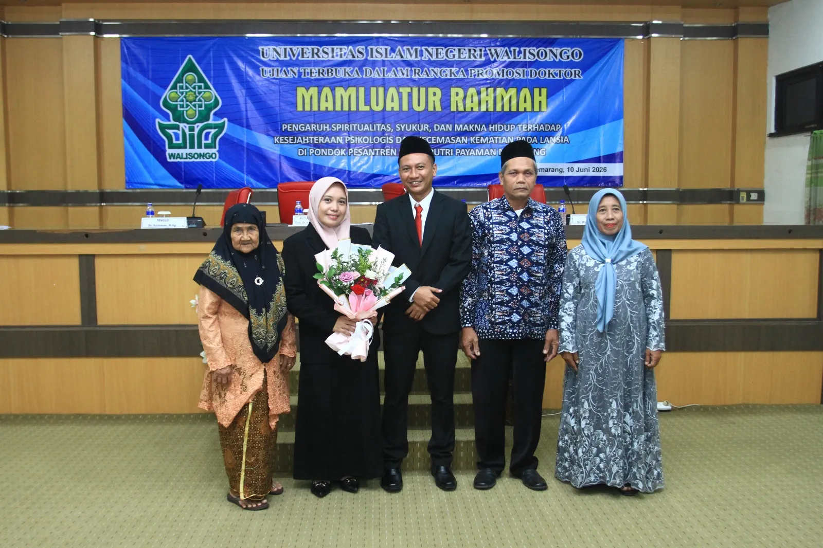 Dari Pesisir Bonang ke Panggung Akademik, Putri Buruh Terasi Raih Gelar Doktor