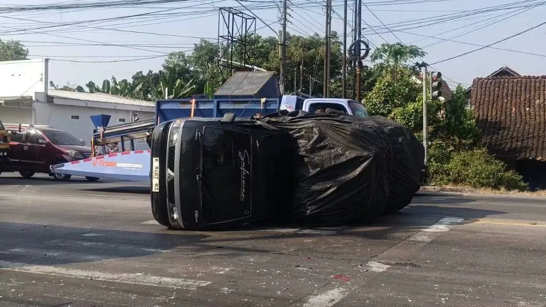 Gagal Fokus di Lampu Merah Kabongan Lor Rembang, Truk Actros Tabrak Colt Diesel hingga Terguling