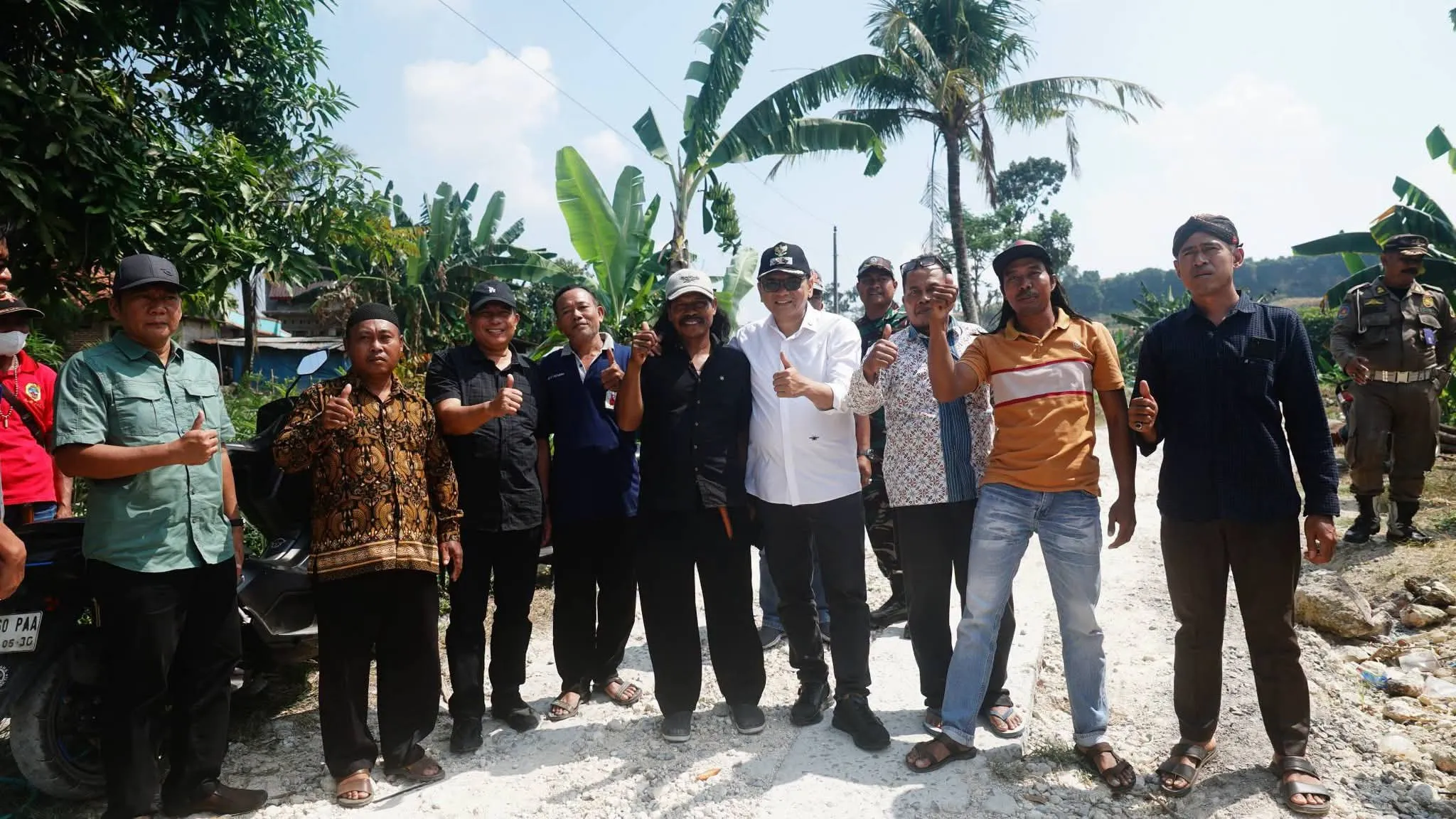 Tinjau Langsung Lokasi, Plt Bupati Pati Pastikan Jalan Tompegunung Diperbaiki Mulai September
