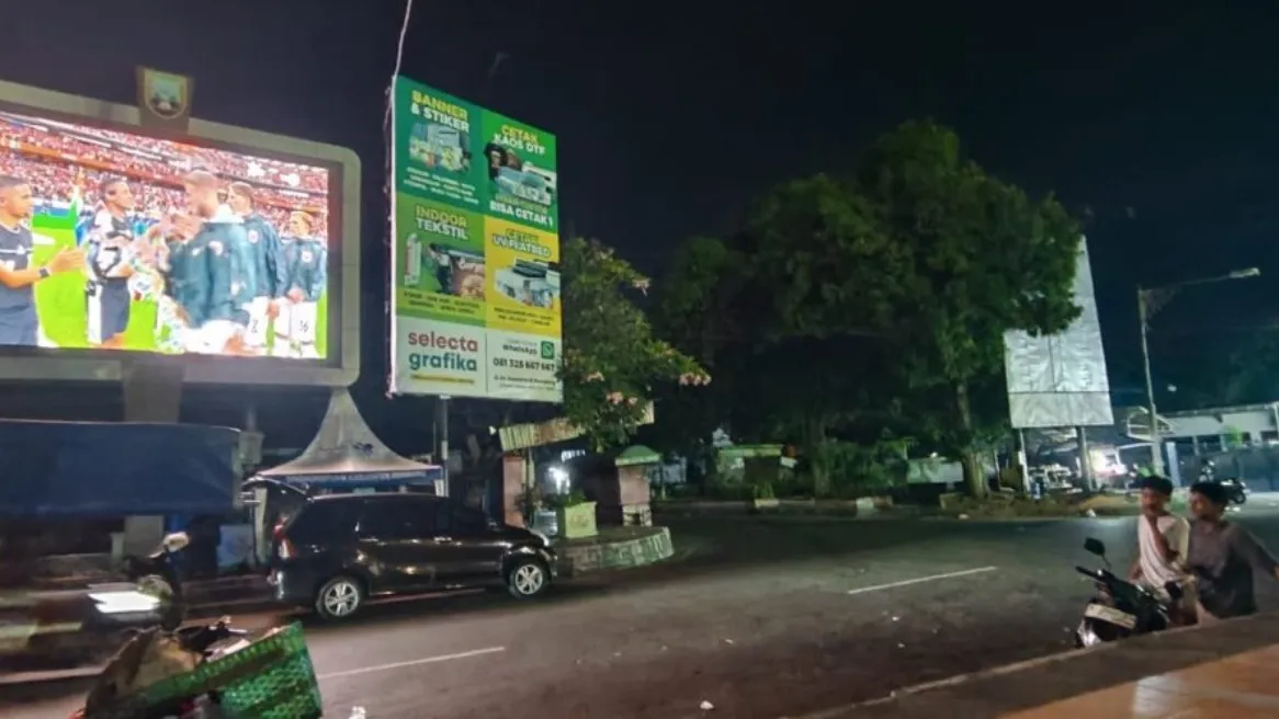 Manjakan Pecinta Bola, Nobar Piala Dunia di Alun-Alun Rembang Jadi Magnet Baru UMKM