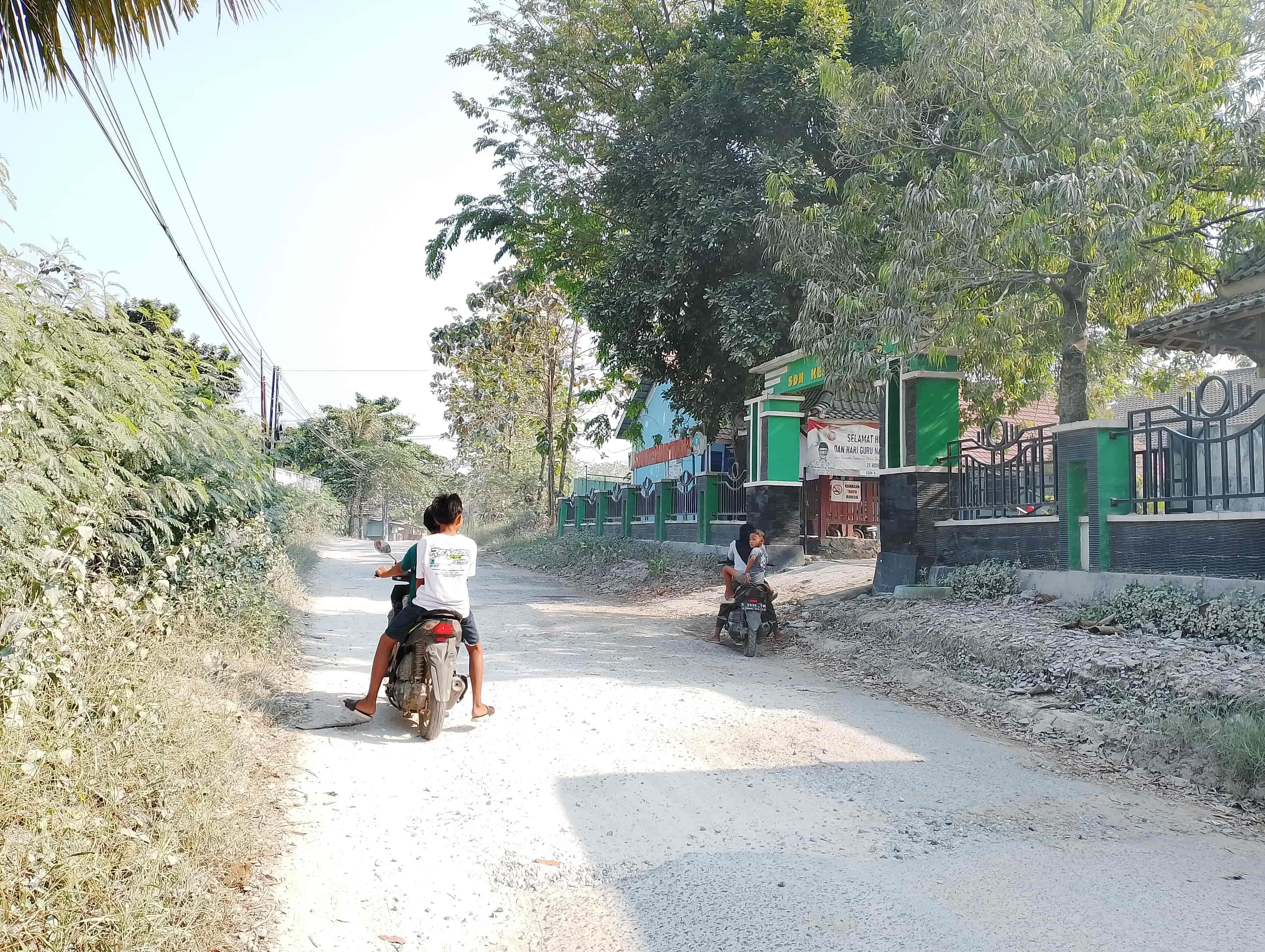 Disebut Mirip 'Jalan Tambang' Berdebu, Warga Sumber Rembang Ancam Mogok Bayar Pajak Akibat Jalan Tak Kunjung Diperbaiki