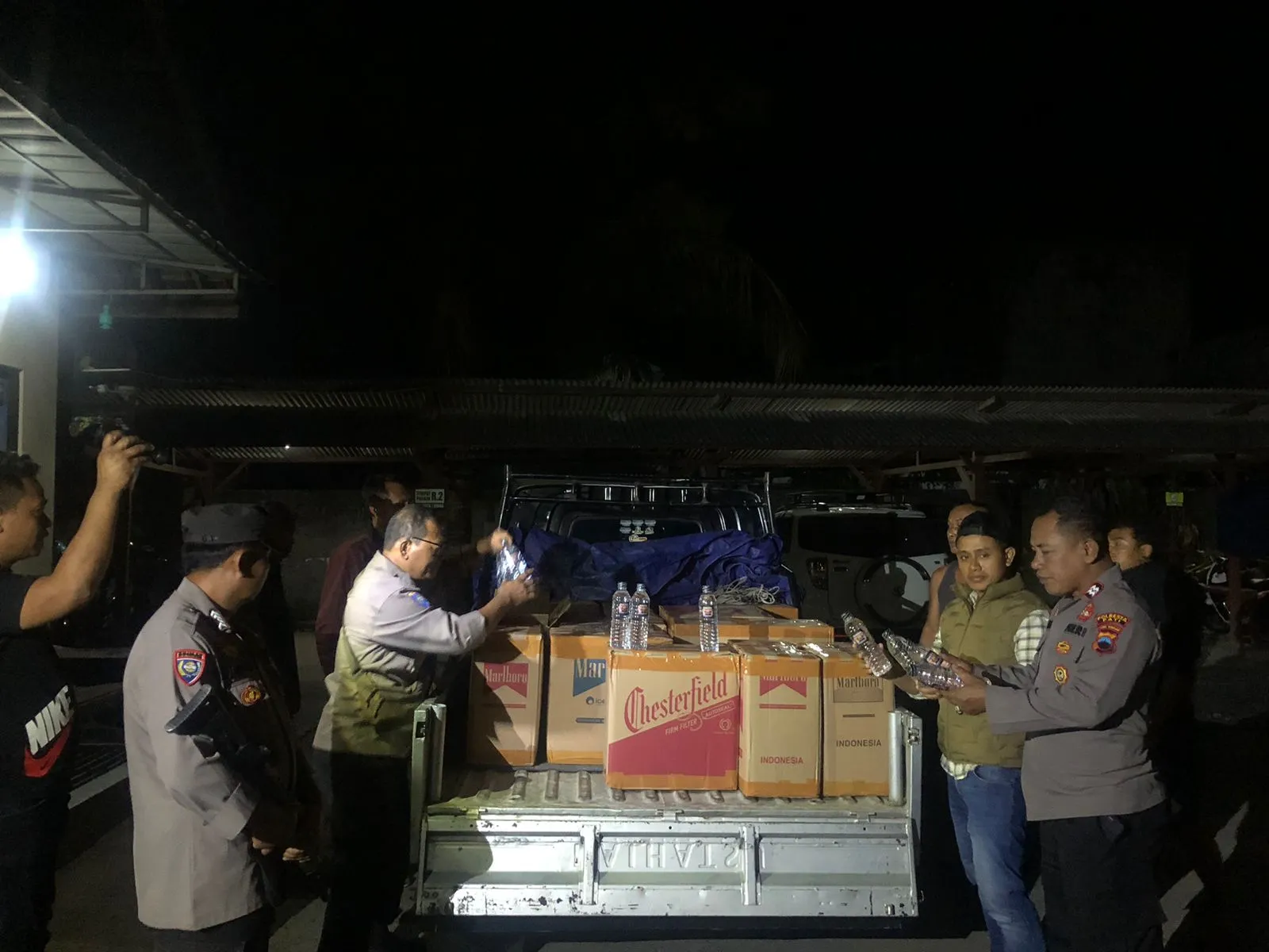Selundupkan 1.100 Botol Arak Bali di Bawah Tumpukan Kelapa, Polsek Jakenan Pati Gagalkan Distribusi Miras Ilegal