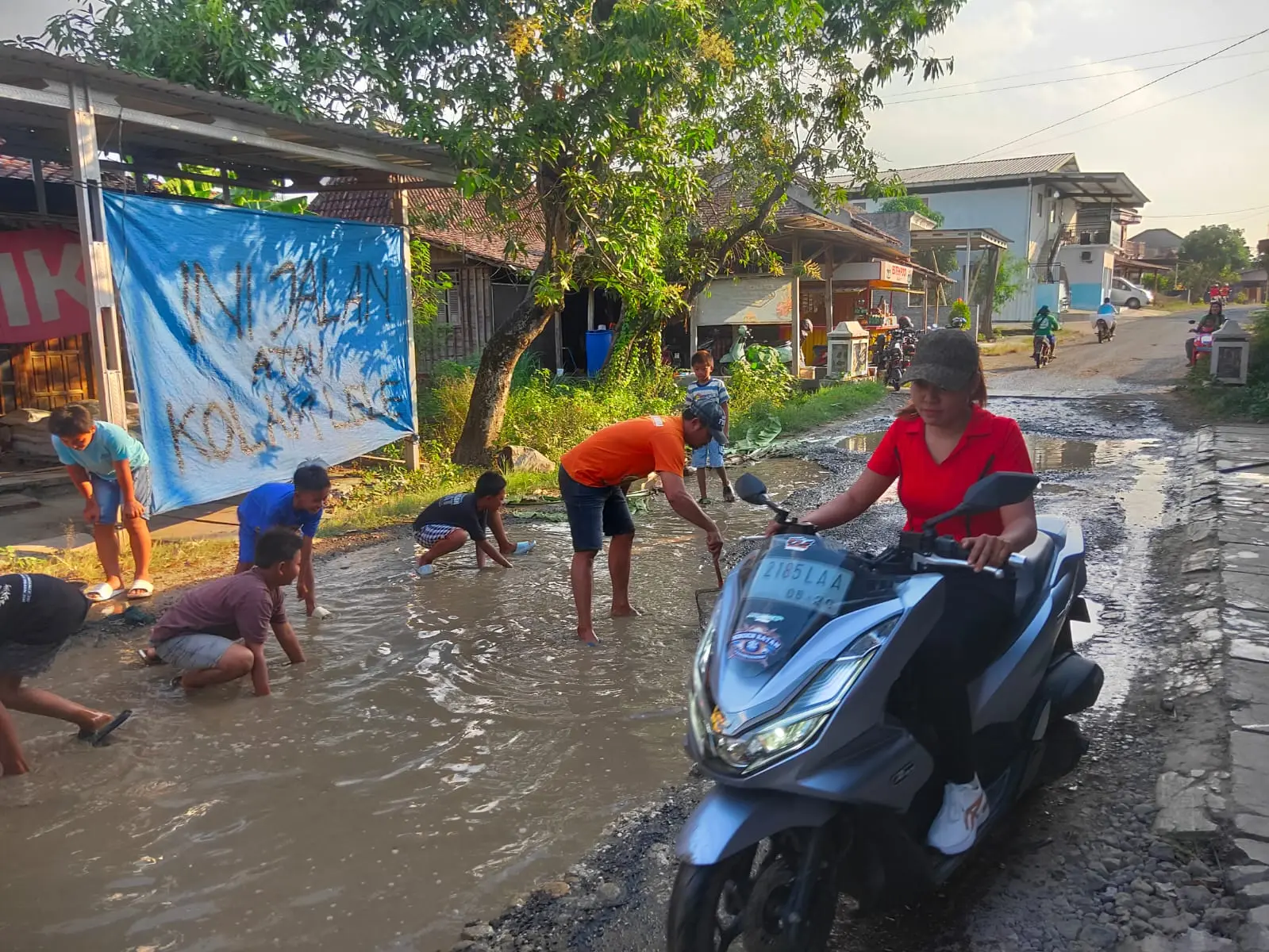 Protes Jalan Rusak Puluhan Tahun, Warga Godo Pati Tebar Benih Lele di Kubangan
