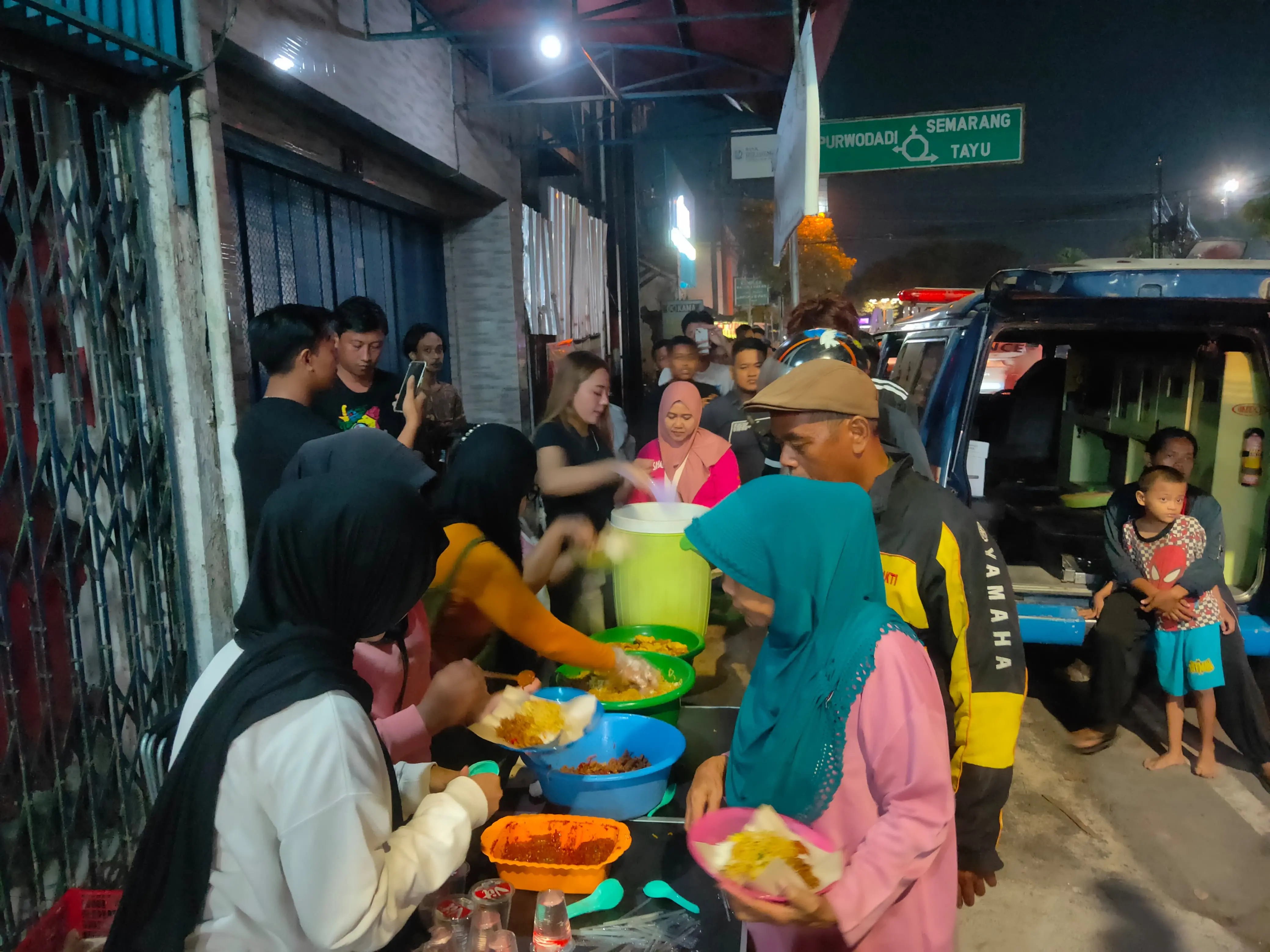 Jumat Malam Jadi Berkah bagi Pekerja Malam, Komunitas Ayo Berbagi Pati Sediakan Makan Gratis di Pusat Kota