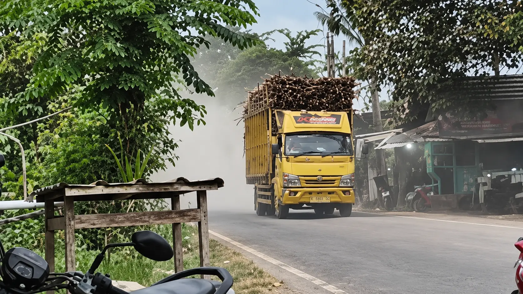 Jalur Logede-Sumber Rusak dan Berdebu, Warga Sumber Rembang Berteriak: “Harno Piye Harno!”