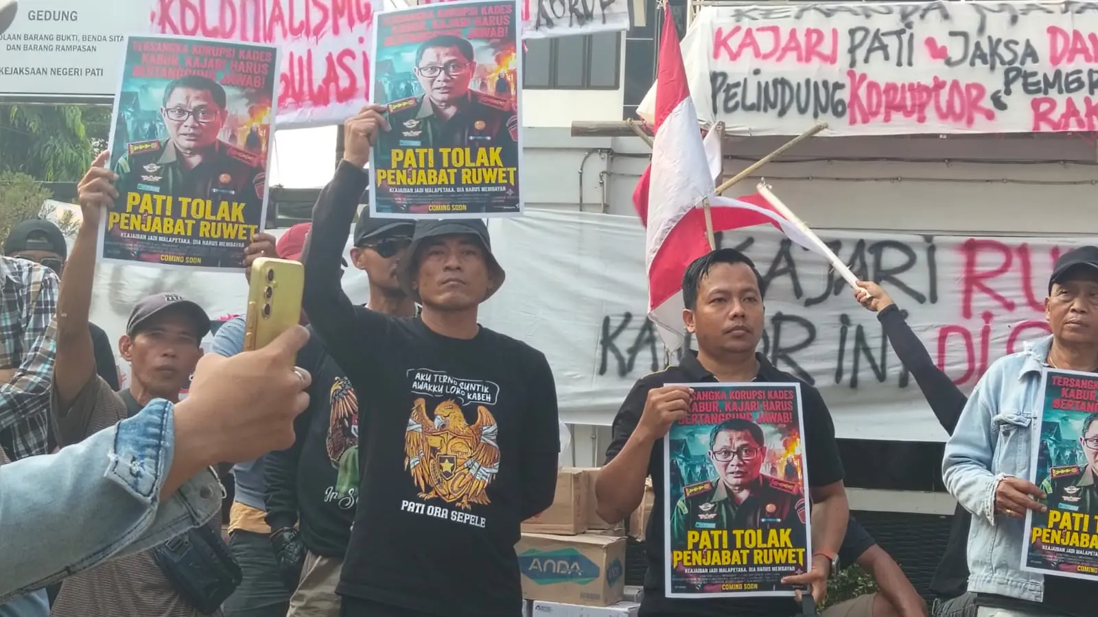 AMPB Bakar Keranda Bergambar Kajari Pati dan Lempar Bangkai Ayam saat Aksi di Kejari