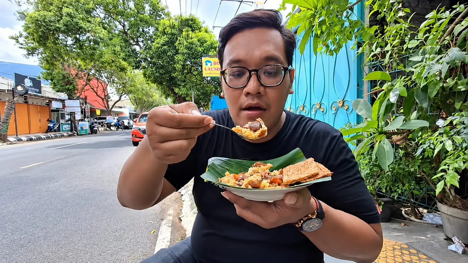 Hobi Kulineran dengan Maksud Larisi UMKM, Pria Pati Ini Sukses jadi Kreator Terkenal